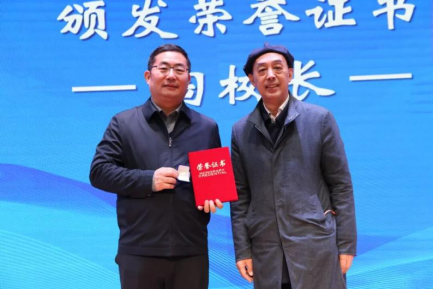 周洪宇教授为西安市陶行知研究会会长訾艳阳佩戴“陶校长”徽标并颁发证书