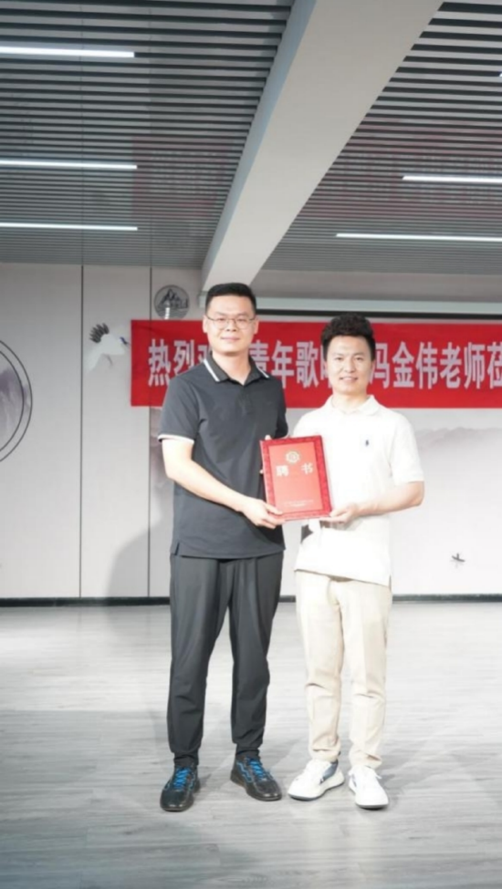 刘校长给冯老师颁发聘书并交换礼物