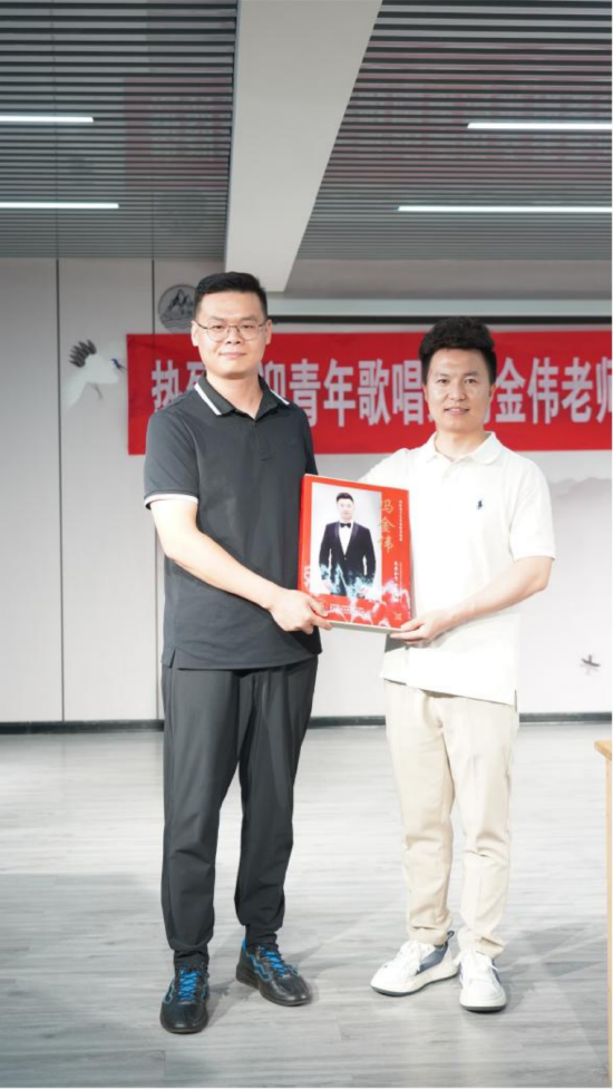 刘校长给冯老师颁发聘书并交换礼物