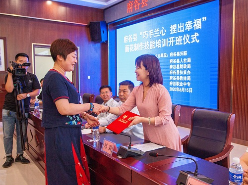 婦聯(lián)主席劉莉為培訓(xùn)老師頒發(fā)聘書