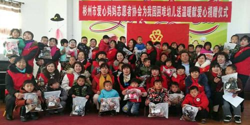 圖為彬州市愛心媽媽志愿者協(xié)會(huì)為當(dāng)?shù)匾患矣變簣@進(jìn)行捐贈(zèng)。