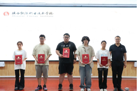 学生处处长冯超为优秀作品代表领奖