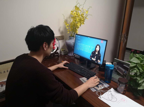 服装学院学生在家观看就业指导视频