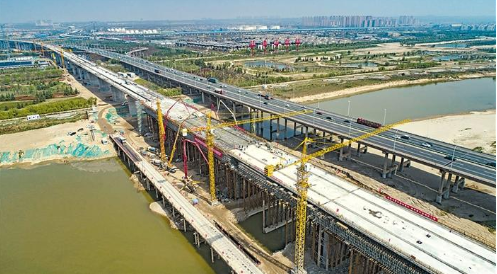 4月6日,西银高铁重点控制性工程——咸阳渭河特大桥施工现场。 本报记者 袁景智摄