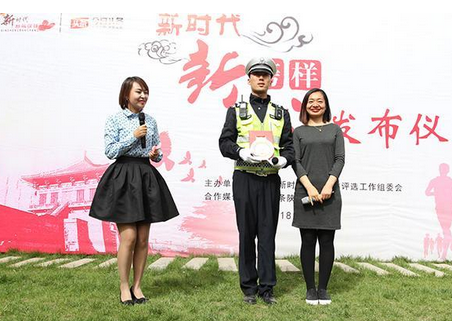有着仪仗兵的指挥范,交通路口热心助人的最帅交警杨鹏
