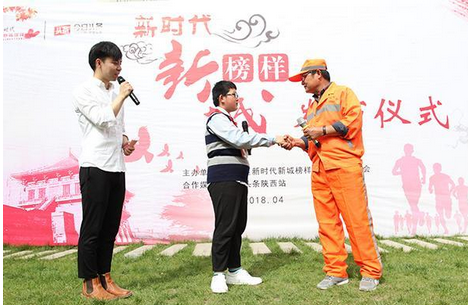 续5年用自己压岁钱,给不能回家过年的环卫工人发红包的暖心男孩耿浩渝