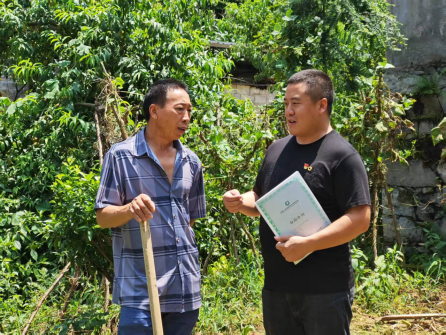 图：蔡小均为父老乡亲提供保单服务