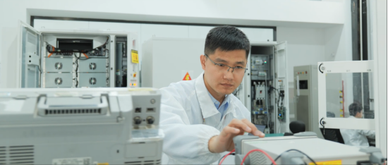 研发工程师正在进行215kwh分布式储能系统检测 领充新能源 供图