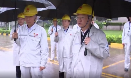 延安市委副書記、市長薛占海（右一）