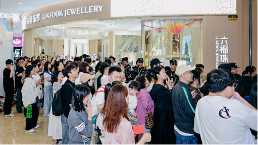 (图:六福珠宝店铺人头攒动)