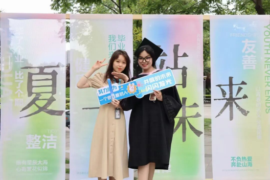 暴睿（左）与毕业生合影