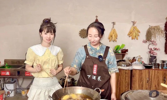 交通经济中心主持人cici和网红丹霞春姐体验制作陕北炸年糕
