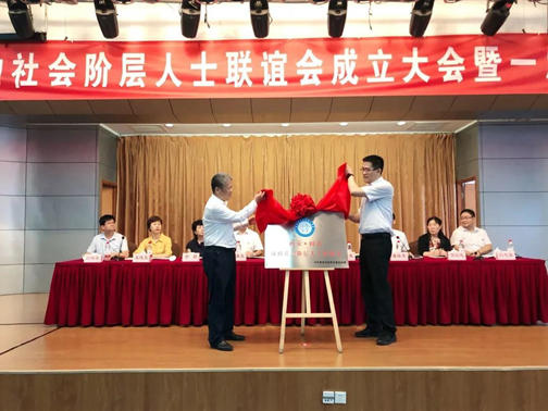 大会现场举行了西安阎良航空城心融会揭牌仪式。