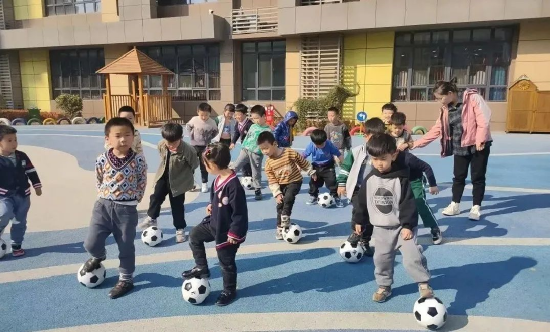 七里镇第一幼儿园的同学们正在上户外足球课