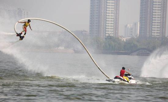 水上飞人表演“五一”假期将亮相洋县金沙湖景区