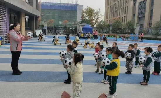 孩子们的户外足球课