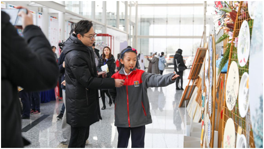 (代表参观高新区中小学艺术节美术展)