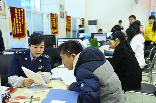 雁塔区政务服务中心里,工作人员为市民提供热心周到服务 供图 雁塔区委宣传部