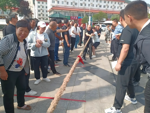 6月16日，汉中宁强大安镇金牛社区群众投身拔河比拼，数百名群众现场助威