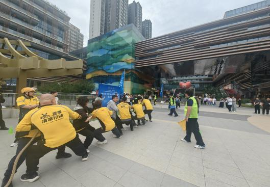 西安外卖小哥组团参加雁塔区明德门社区运动会拔河比赛