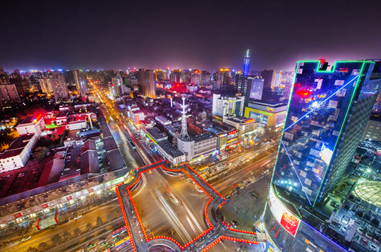 雁塔区小寨商圈夜景,凸显雁塔区浓郁的商业氛围 供图 雁塔区委宣传部