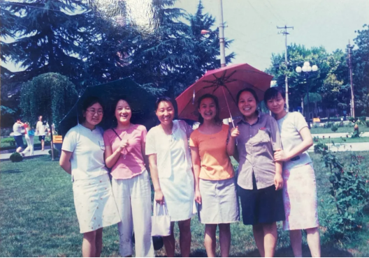 宋粉鲜（右一）2001年和同事们的合照