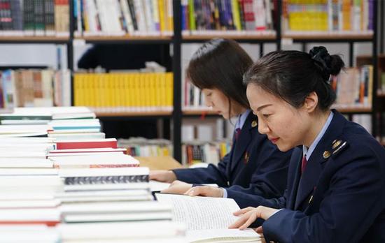 1月13日,读者在国家税务总局西安曲江新区税务局的职工书屋内读书。