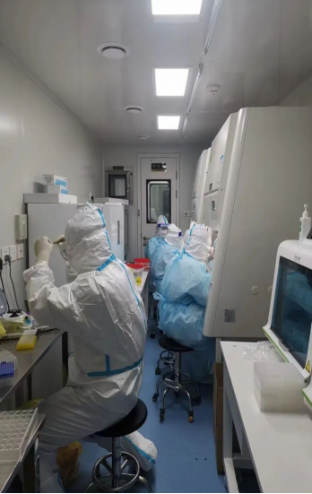 1月5日凌晨，移动方舱实验室里与病毒“赛跑”的检验员