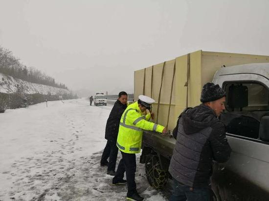 渭南高速交警顶风冒雪战严寒 昼夜奋战保畅通