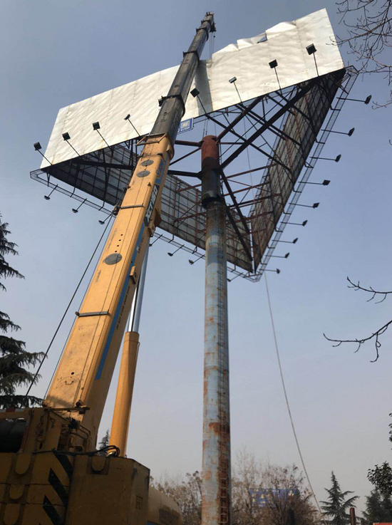 高新区率先完成全市绕城高速沿线单立柱广告拆