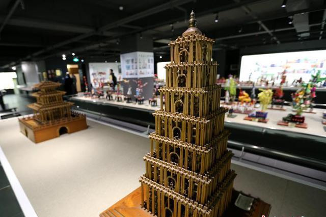 西安八旬老翁千余秸秆搭建“钟鼓楼”