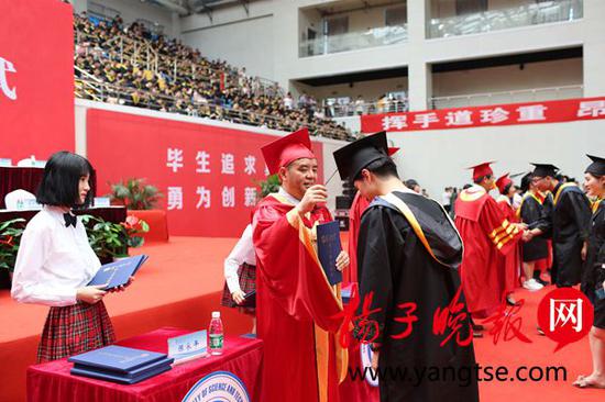 陈永平校长卫毕业生拨正流苏
