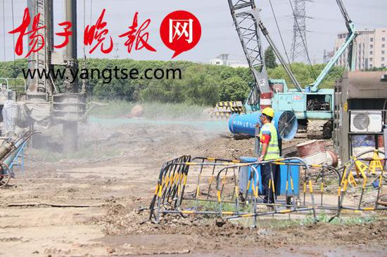 五标段工地正用雾炮抑尘