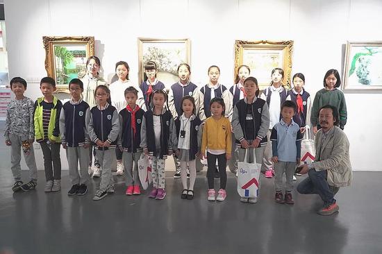 ▲画展结束后孩子们与赵老师合影