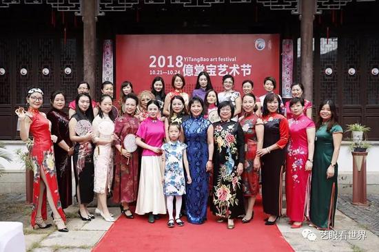 朱绘晴女士(右六)与旗袍秀嘉宾合影