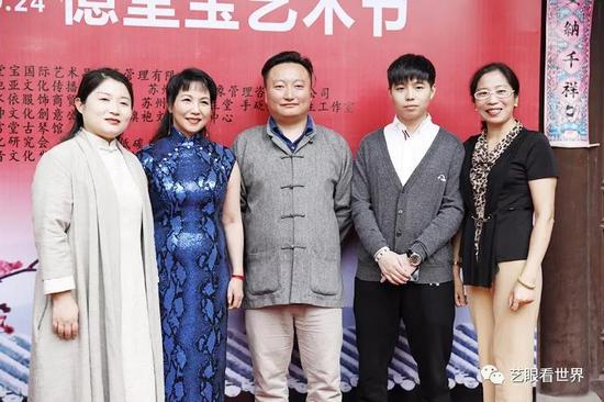 朱绘晴女士(左二)与参会领导、艺术家(部分)合影