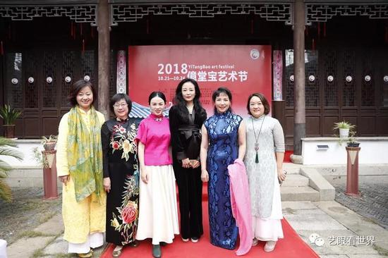 朱绘晴女士(右二)与参会领导、艺术家(部分)合影
