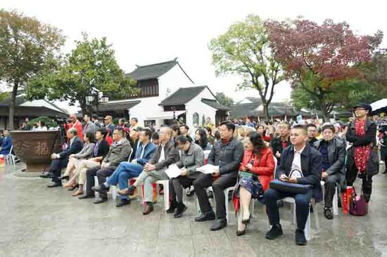 姑苏区四套班子领导、苏州市文联邢静副主席等领导参加了艺术节开幕式。