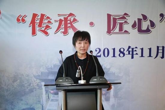 江苏省工艺美术大师、吴中区民协副主席陆小琴