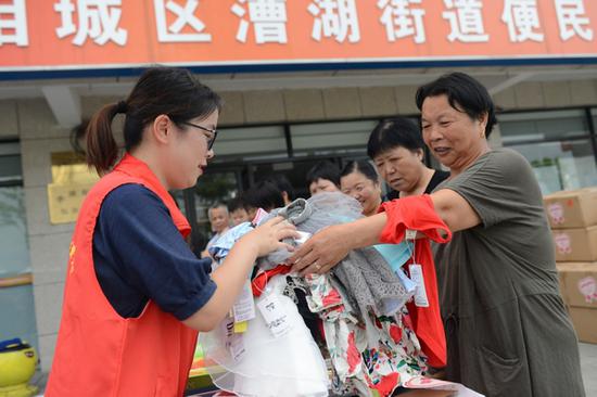 顾静静(左)在现场接收市民物资捐赠