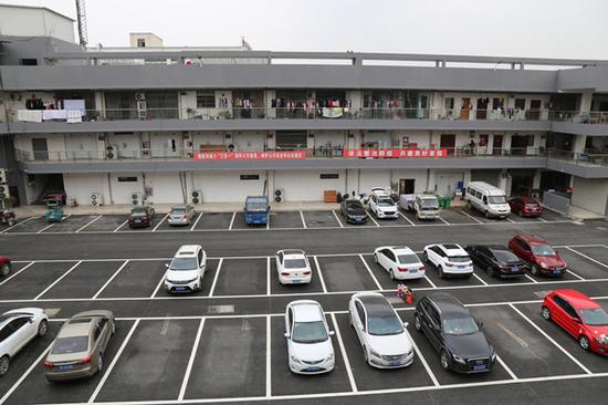 黄桥街道大庄村商贸城改造后的停车场
