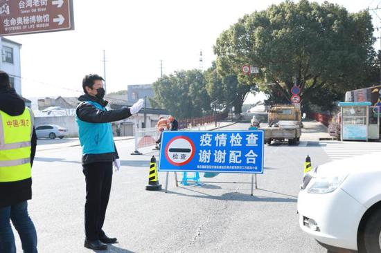 周庄古镇景区工作人员正在参与卡点工作
