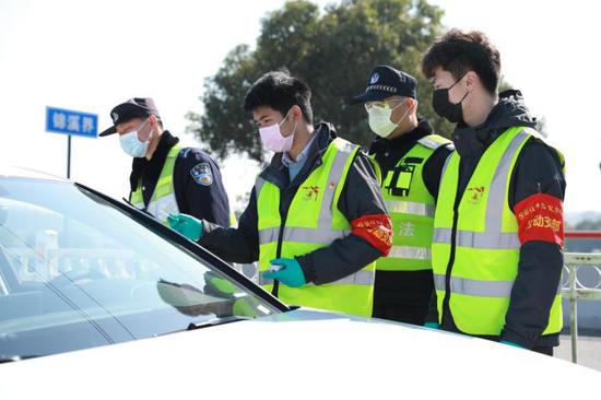 周庄古镇景区工作人员正在协助交通管控