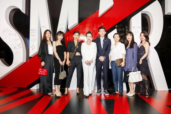 到场嘉宾纷纷与C位中的电营董事长朱宏艺女士,总裁冯贵宇先生合影留念