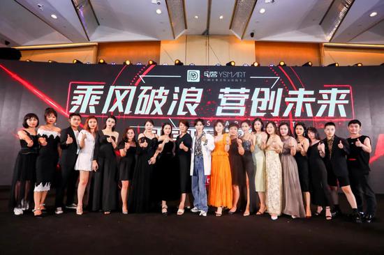 杰出经纪人合影留念