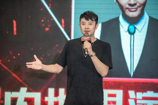 著名演员印小天登台致辞