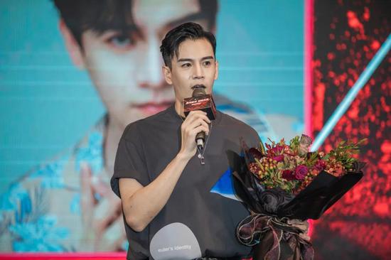 著名演员经超登台致辞