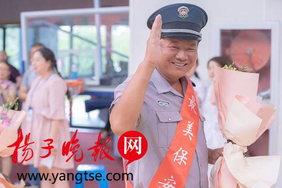 学生向最美保安大叔致敬