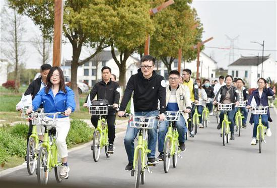 相城区文体和旅游局局长潘虹、文商旅集团董事长袁吉带队骑车踏歌行