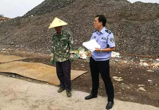 肖涵同志在现场开展巡查